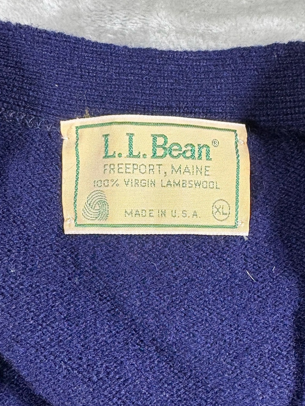 Vintage 1980s LL Bean 100% Lambswool Cardigan Navy Blue XL - Picture 2 of 3